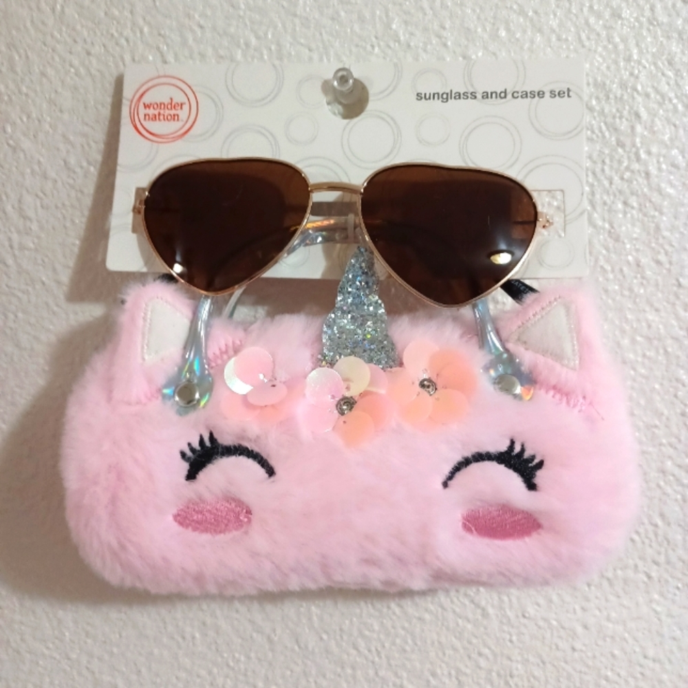Wonder nation girls heart sunglasses with unicorn carrying case new.